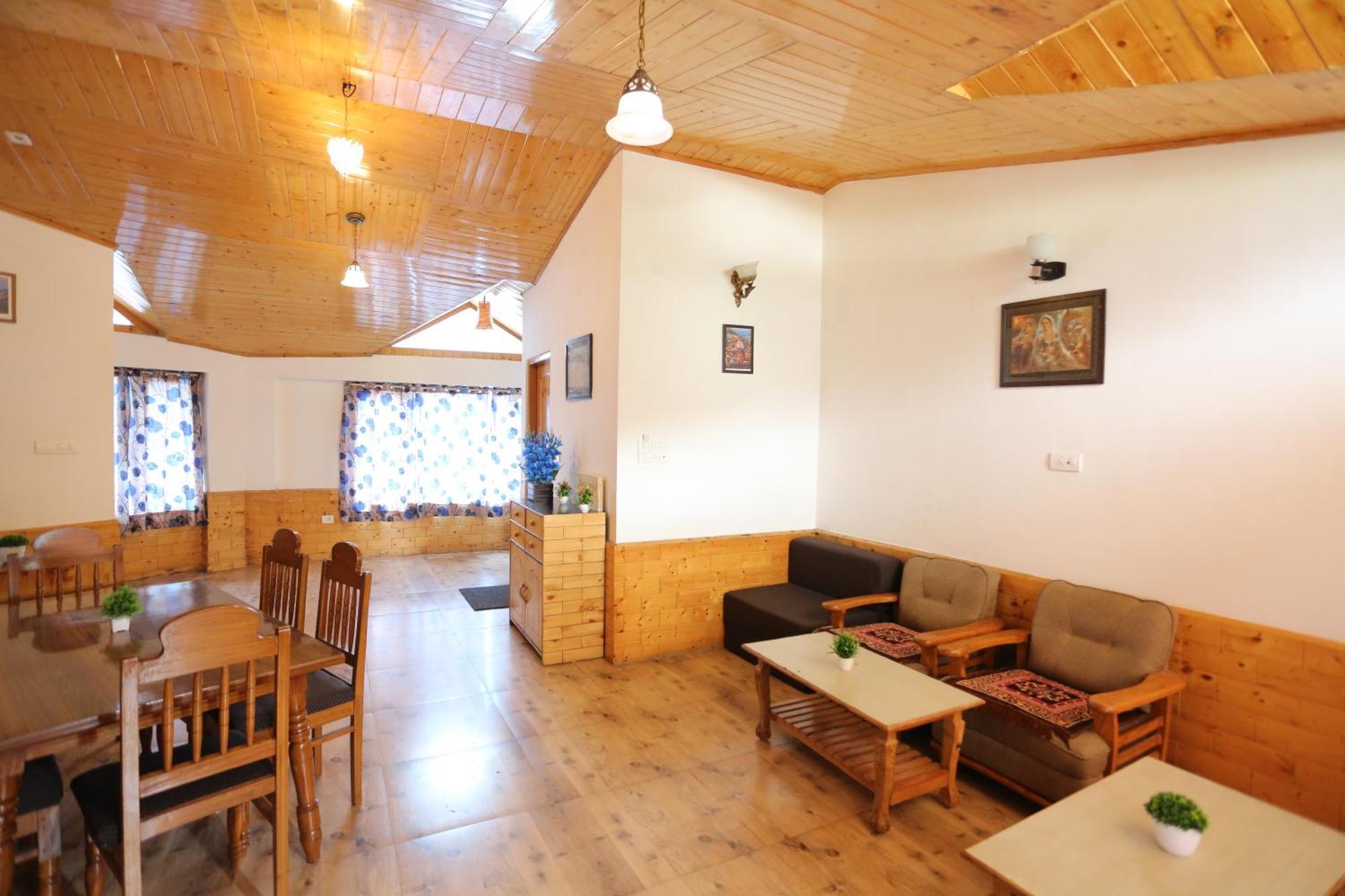 Hotel Surbhi Vashist Bagian luar foto