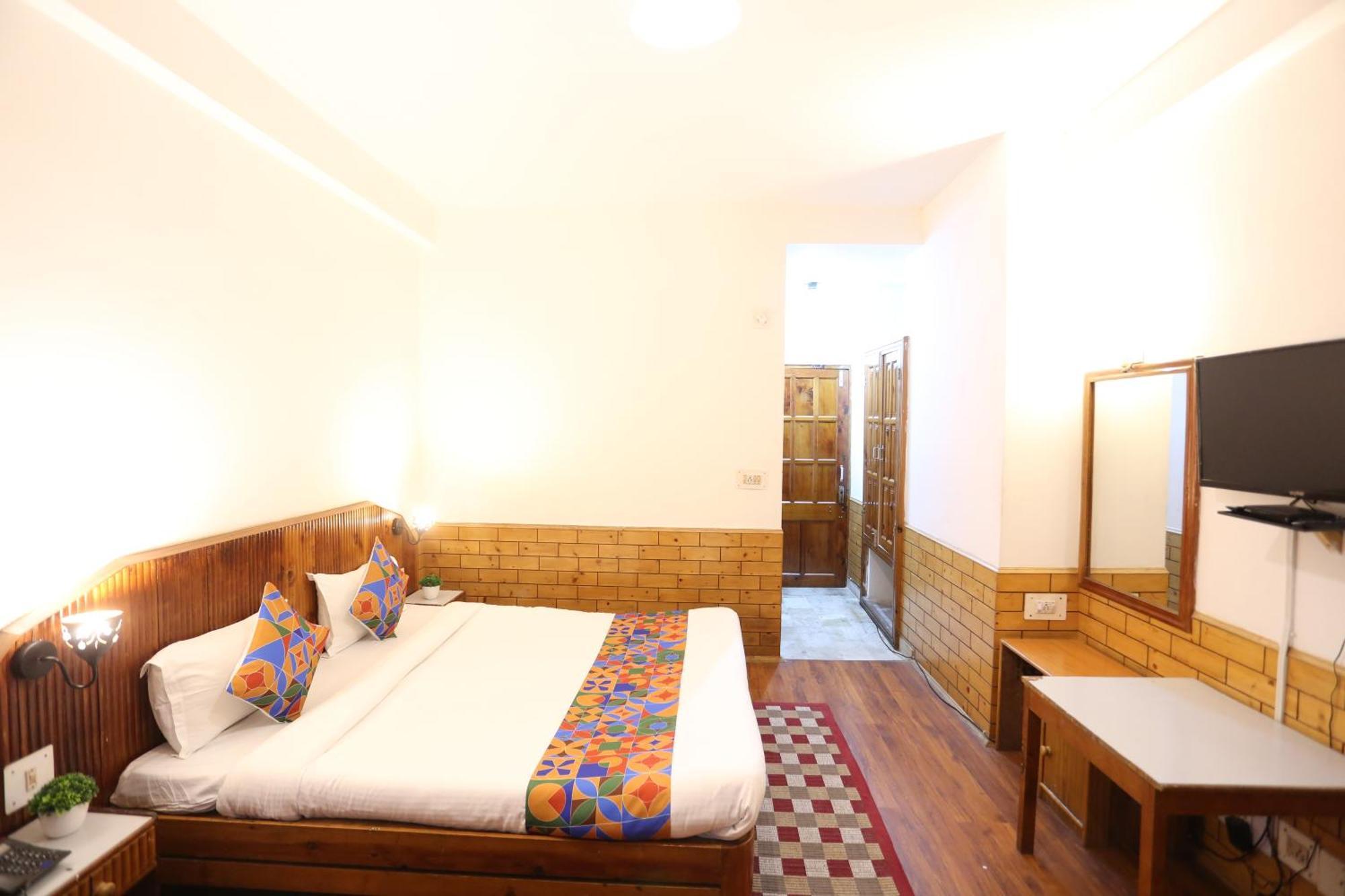 Hotel Surbhi Vashist Bagian luar foto